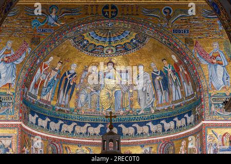 Abside, mosaico con l'incoronazione della Vergine, XII secolo, opera di Pietro Cavallini, la Basilica di Santa Maria in Trastevere, fondata nel 3 Foto Stock