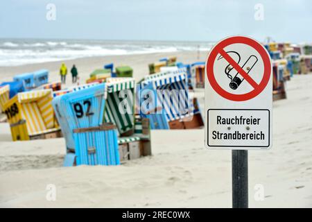 Cartello area spiaggia non fumatori sulla spiaggia di Langeoog, costa del Mare del Nord, Isole Frisoni orientali, bassa Sassonia, Germania Foto Stock