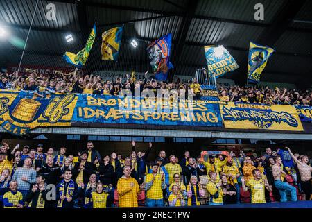 Silkeborg, Danimarca. 23 luglio 2023. I tifosi del Broendby SE visti durante la partita 3F Superliga tra Silkeborg IF e Broendby IF al Jysk Park di Silkeborg. Foto Stock