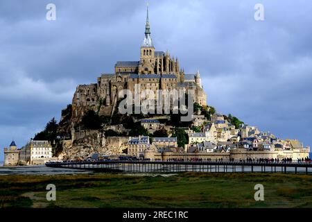 Turisti che camminano verso Mont Saint Michel in Normandia Francia Foto Stock