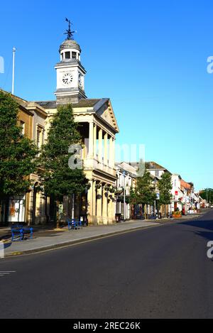 Vista della Guildhall e dei negozi lungo Fore Street, Chard, Somerset, Regno Unito, Europa. Foto Stock