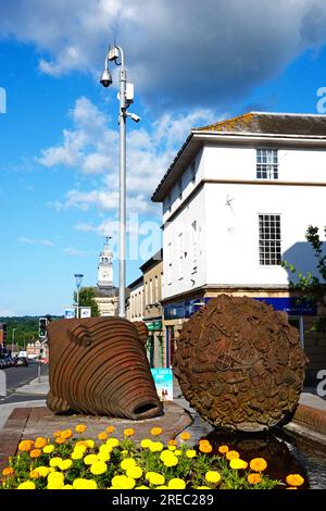 CHARD, Regno Unito - 22 GIUGNO 2023 - Boulder Statues by Neville Vista via cavo lungo Fore Street verso Guildhall, Chard, Somerset, Regno Unito, Europa, 22 giugno, Foto Stock