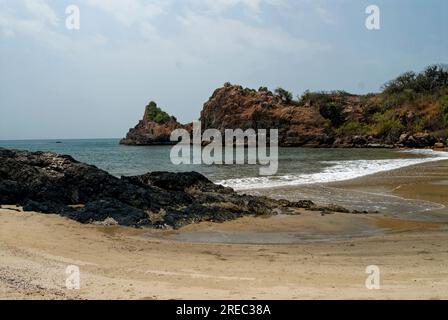 Spiaggia rocciosa di Nivati taluka distretto di Vengurla stato di Sindhudurga, Maharashtra India Foto Stock