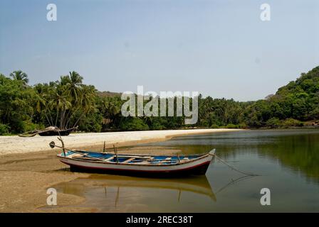 Barca parcheggiata nel tranquillo e tranquillo villaggio di Nivati Beach taluka, distretto di Vengurla, stato di Sindhudurga, Maharashtra India Foto Stock