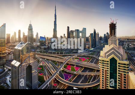 Splendida alba aerea nel centro di Dubai con vista panoramica dello skyline, Emirati Arabi Uniti Foto Stock