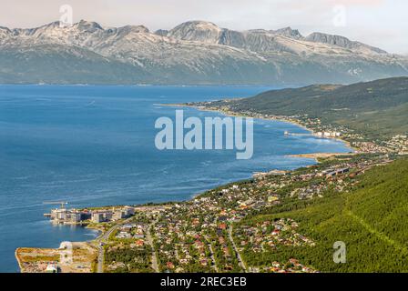 Vista aerea della città del fiordo di Tromso vista dal monte Storsteinen, Norvegia Foto Stock