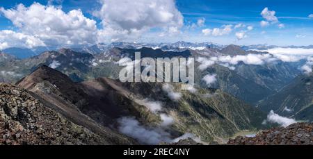 Tramezaigues dalla cresta di Batoua, dipartimento degli Hautes-Pyrenees, Francia Foto Stock