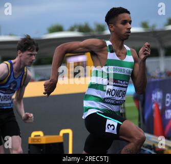 Manchester, Inghilterra 9 luglio 2023 Campionati britannici di atletica leggera e prova per i Campionati del mondo di Budapest. Daniel Rowdon celebra la vittoria dei 800 metri l'evento si è svolto presso la Manchester Regional Arena, Inghilterra ©Ged Noonan/Alamy Foto Stock