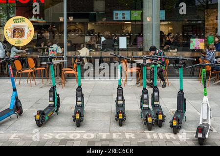 Scooter elettrici parcheggiati a noleggio, Londra, Regno Unito Foto Stock