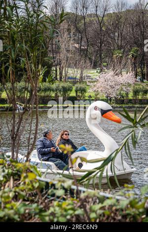 3 aprile 2022 a Roma, Italia: Parco del lago EUR durante il giorno con pedalò e due persone che si godono il bel tempo. Foto Stock