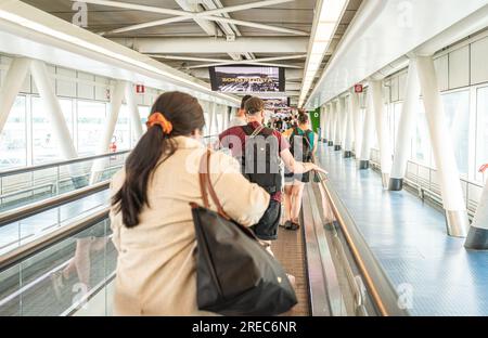 26 maggio 2022 a Roma, Italia: Viaggiatori in sella alla scala mobile diretti al Terminal dell'aeroporto Leanardo di vinco di Roma Foto Stock