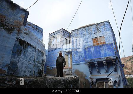 Jodhpur, India. 25 luglio 2023. Un vecchio cammina nella città blu di Jodhpur, Rajasthan, India, martedì 25 luglio 2023. Foto di Anshuman Akash/ABACAPRESS.COM credito: Abaca Press/Alamy Live News Foto Stock