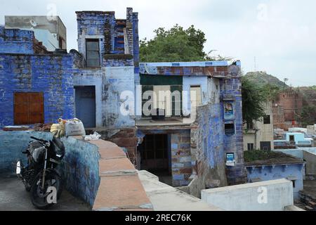 Jodhpur, India. 25 luglio 2023. Una vista di una vecchia casa nella città blu di Jodhpur, Rajasthan, India, martedì 25 luglio 2023. Foto di Anshuman Akash/ABACAPRESS.COM credito: Abaca Press/Alamy Live News Foto Stock