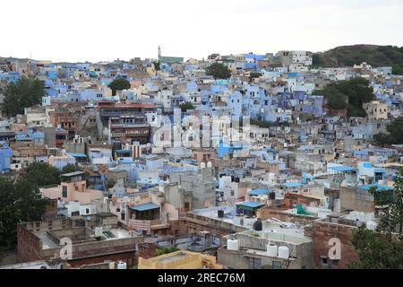 Jodhpur, India. 25 luglio 2023. Una vista panoramica della città blu di Jodhpur, Rajasthan, India, martedì 25 luglio 2023. Foto di Anshuman Akash/ABACAPRESS.COM credito: Abaca Press/Alamy Live News Foto Stock