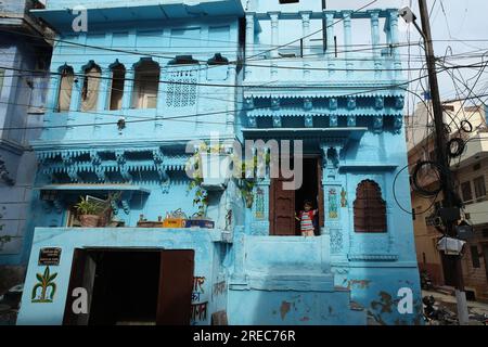 Jodhpur, India. 25 luglio 2023. Un ragazzo si trova alla porta di una casa dipinta di blu nella città blu di Jodhpur, Rajasthan, India, martedì 25 luglio 2023. Foto di Anshuman Akash/ABACAPRESS.COM credito: Abaca Press/Alamy Live News Foto Stock