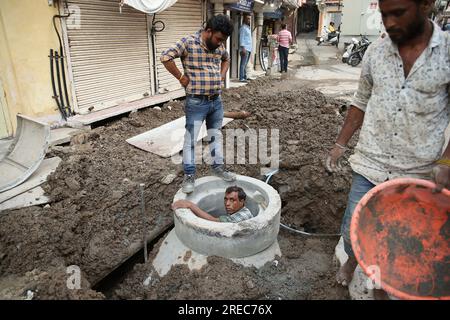 Jodhpur, India. 26 luglio 2023. Un operaio edile lavora in un sever a Udaipur, Rajasthan, India, mercoledì 26 luglio 2023. Udaipur nel Rajasthan è anche chiamata città dei laghi. Foto di Anshuman Akash/ABACAPRESS.COM credito: Abaca Press/Alamy Live News Foto Stock