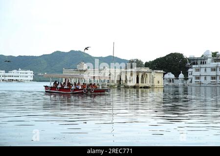 Jodhpur, India. 26 luglio 2023. I turisti fanno un giro in barca nel lago Pichola a Udaipur, Rajasthan, India, mercoledì 26 luglio 2023. Udaipur nel Rajasthan è anche chiamata città dei laghi. Foto di Anshuman Akash/ABACAPRESS.COM credito: Abaca Press/Alamy Live News Foto Stock