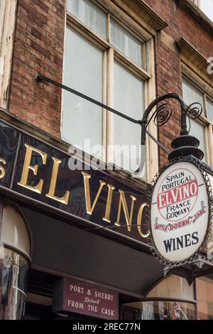 El vino, enoteca che serve vini provenienti da Spagna, Portogallo, Francia e Germania, Londra, Regno Unito Foto Stock