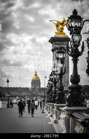 L'Oro di Alexandre III Bridge e l'Hotel des Invalides in colore selettivo - Parigi, Francia Foto Stock