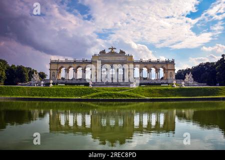 Riflessi della Gloriette - Giardini del Palazzo di Schonbrunn, Vienna Foto Stock