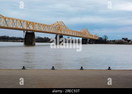 Ormeggi lungo il fiume Ohio da Louisville, Kentucky, guardando verso l'Indiana con il cielo e il ponte di Cloudy. Foto Stock