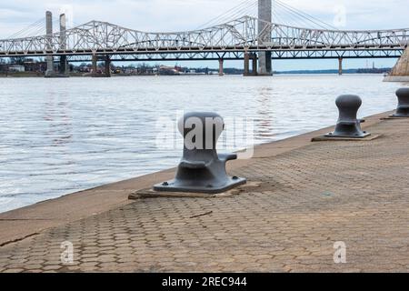 Ormeggi lungo il fiume Ohio da Louisville, Kentucky, guardando verso l'Indiana con il cielo e il ponte di Cloudy. Foto Stock