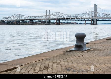 Ormeggi lungo il fiume Ohio da Louisville, Kentucky, guardando verso l'Indiana con il cielo e il ponte di Cloudy. Foto Stock