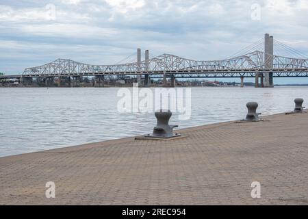 Ormeggi lungo il fiume Ohio da Louisville, Kentucky, guardando verso l'Indiana con il cielo e il ponte di Cloudy. Foto Stock