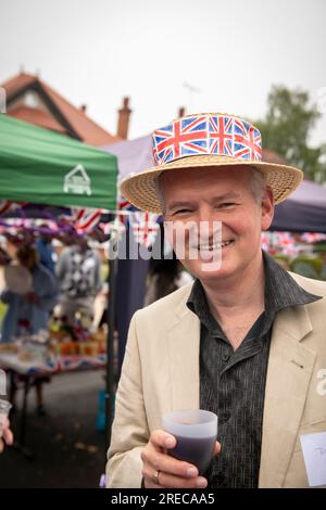 Uomo con cappello alla festa di strada a Moss Lane Pinnter per la regina Eliszbeth II del Giubileo di platino nel quartiere di Harrow. Foto Stock