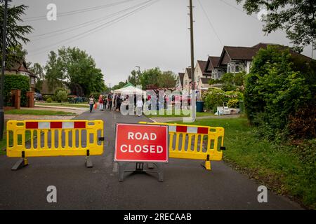 Strada chiusa per feste di strada a Moss Lane Pinnter per Platinum Jubilee Queen Eliszbeth II nel quartiere di Harrow. Foto Stock