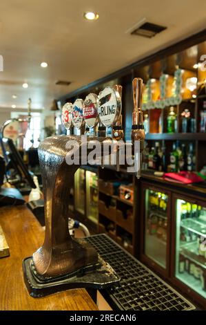 Interno del pub Harrow Duck in the Pond Foto Stock