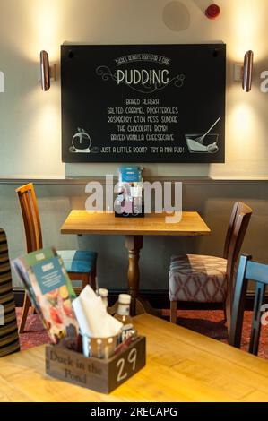 All'interno dell'Harrow pub Duck in the Pond, aperto per tutta la giornata. Foto Stock