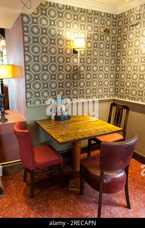 All'interno dell'Harrow pub Duck in the Pond, aperto per tutta la giornata. Foto Stock