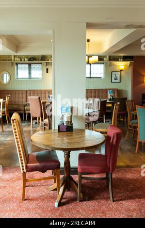 All'interno dell'Harrow pub Duck in the Pond, aperto per tutta la giornata. Foto Stock