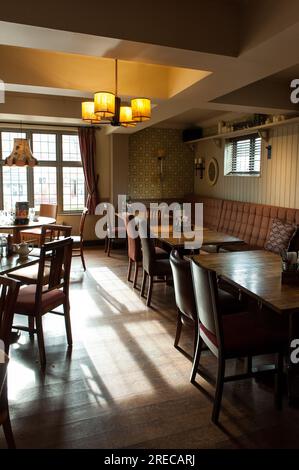 All'interno dell'Harrow pub Duck in the Pond, aperto per tutta la giornata. Foto Stock