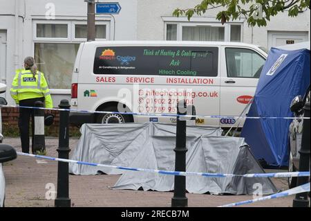 Harrow Street, Wolverhampton, 27 luglio 2023: Polizia di West Midlands sulla scena di un'indagine per omicidio che è stata avviata dopo che due uomini sono stati accoltellati nell'area di Harrow Street, Whitmore Reans a Wolverhampton giovedì 27 luglio mattina alle 5 del mattino. Una tenda forense blu fu eretta insieme a 3 piccole tende d'argento. Un'ulteriore tenda bianca è stata collocata su una strada vicina che copre quello che si ritiene essere un veicolo. Un uomo ha subito lesioni mortali ed è stato dichiarato morto sulla scena, un altro uomo è stato portato in ospedale con gravi lesioni. Un uomo di vent'anni è stato arrestato. Un cordone è in PL Foto Stock