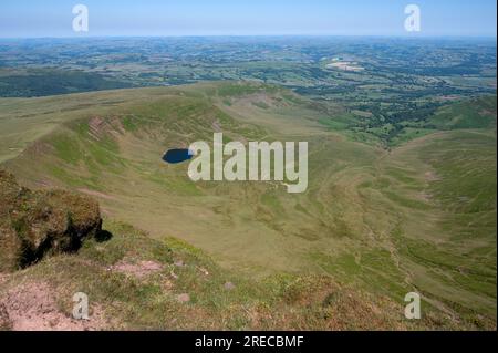 Llyn Cwm Llwch nella foto di Corn Du nel Brecon Beacons National Park ( Bannau Brycheiniog National Park ), Galles del Sud, Regno Unito. Foto Stock