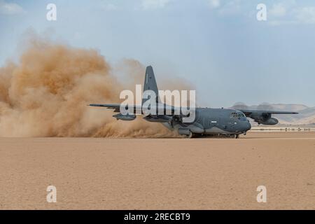 UN U.S. Air Force HC-130J Combat King II atterra in una zona di atterraggio impreparata a Grand Bara, Gibuti, il 2 luglio 2023. Foto di Tech. Sergente Dhruv Gopinath Foto Stock