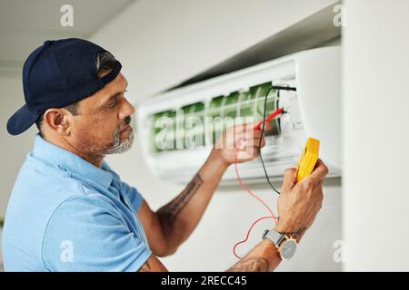 Elettricista, multimetro e test per l'ispezione dell'alimentazione, dell'elettricità o dell'energia su scatole elettriche, sistemi e strumenti di tensione. Tecnico, tecnico o. Foto Stock