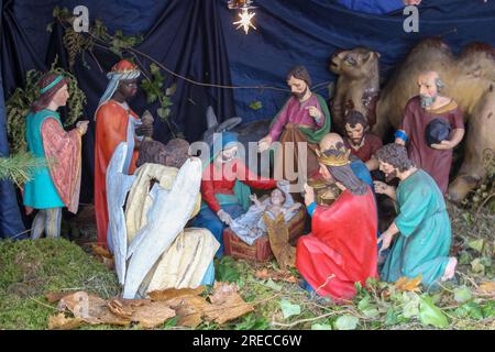 Presepe rappresentato con le statuette di Maria e Giuseppe e il Bambino Gesù Foto Stock