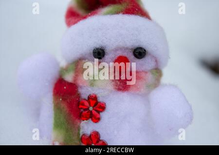 pupazzo di neve bianco con lana di cotone nella neve Foto Stock