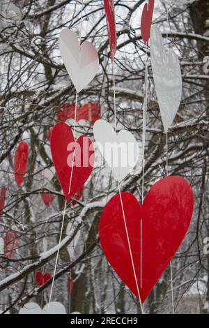 alberi decorati con cuori nel giorno di san valentino in inverno Foto Stock
