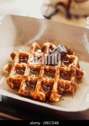 Waffle morbidi e deliziosi ricoperti di caramello e cioccolato Foto Stock