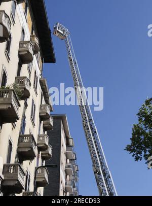Vigili del fuoco intervengono per mettere in sicurezza case e alberi dopo una forte tempesta nel centro di Milano Foto Stock