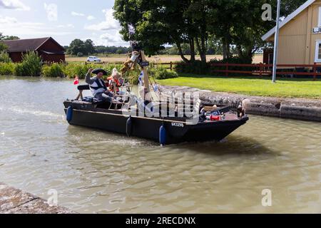 Meteo stagionale, pirati danesi su una barca pirata, Göta kanal, Ljung, contea di Östergötland, Svezia, Mercoledì. Foto Stock