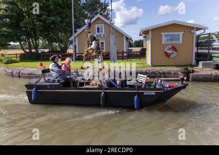 Meteo stagionale, pirati danesi su una barca pirata, Göta kanal, Ljung, contea di Östergötland, Svezia, Mercoledì. Foto Stock