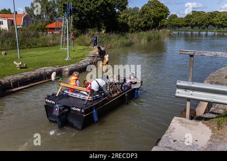 Meteo stagionale, pirati danesi su una barca pirata, Göta kanal, Ljung, contea di Östergötland, Svezia, Mercoledì. Foto Stock