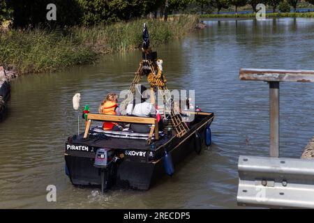 Meteo stagionale, pirati danesi su una barca pirata, Göta kanal, Ljung, contea di Östergötland, Svezia, Mercoledì. Foto Stock