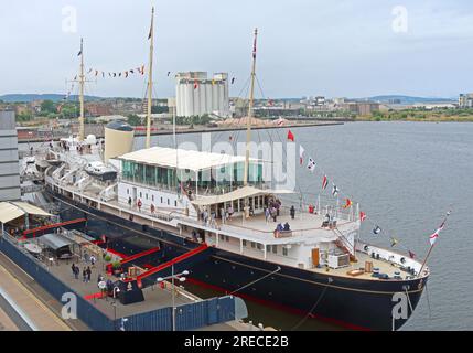 Royal Yacht Britannia, attrazione turistica, ormeggiata presso Ocean Terminal, moli Leith, Edimburgo, Lothian, Scozia, REGNO UNITO, EH6 6JJ Foto Stock