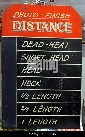 British Horse Race Course Photo-Finish Distance board, Dead-Heat, testa corta, collo, lunghezza 1/2, 3/4 lunghezza, 1 lunghezza Foto Stock